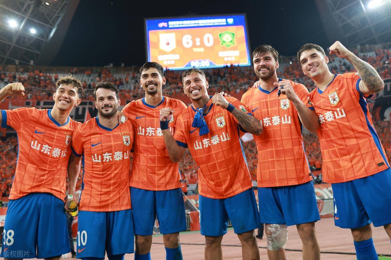 开云sport-足球场上充满悬念,双方实力旗鼓相当