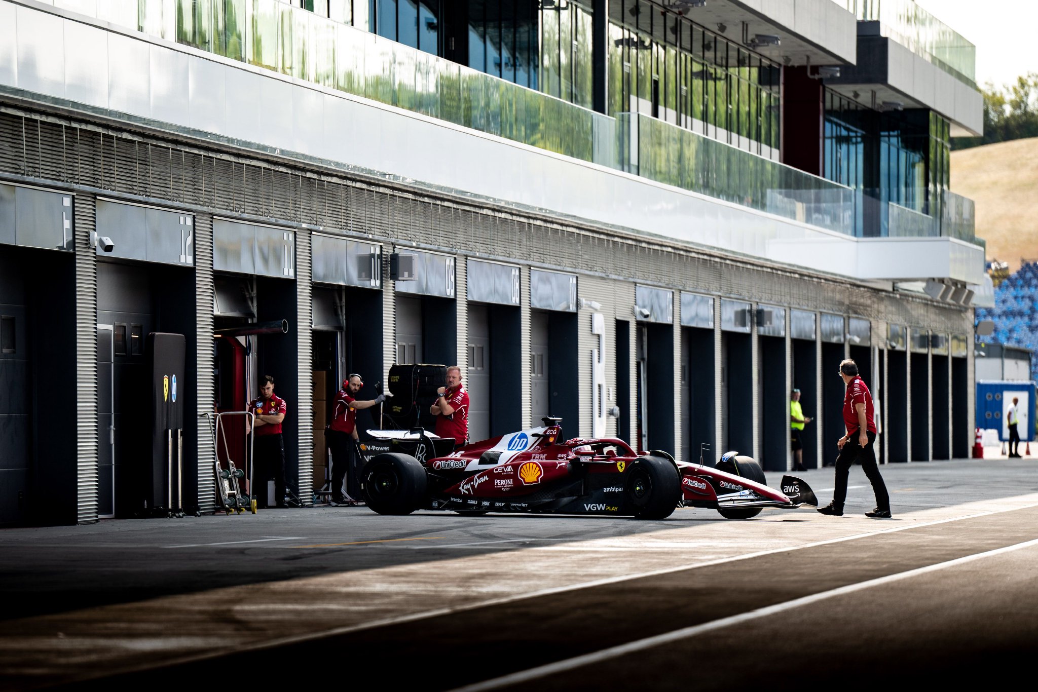 红牛车队险胜红牛二队，勒克莱尔统治全场