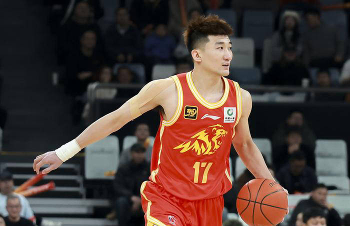 开云下载-深圳队完胜湖人,孙铭徽点燃赛场